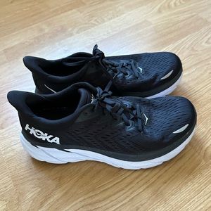 HOKA W Clifton 8 in Black/White
